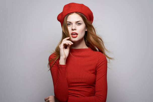 bella donna in un maglione rosso in posa. Foto di alta qualità - Foto, immagini