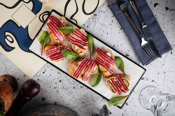 Gourmet bacon bruschetta voorgerecht schotel - Foto, afbeelding