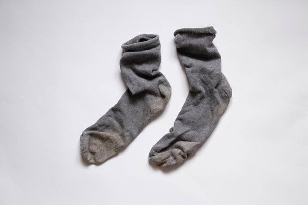 довгі сині брудні шкарпетки на білому тлі, старі жіночі шкарпетки на колінах, шкарпетки
 - Фото, зображення
