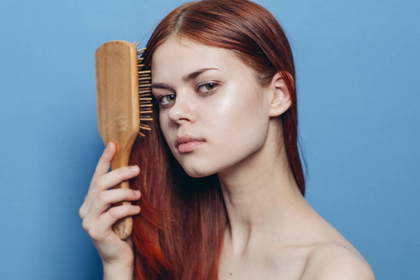 όμορφη γυναίκα χτενίζει τα μαλλιά γυμνούς ώμους φροντίδα των μαλλιών - Φωτογραφία, εικόνα