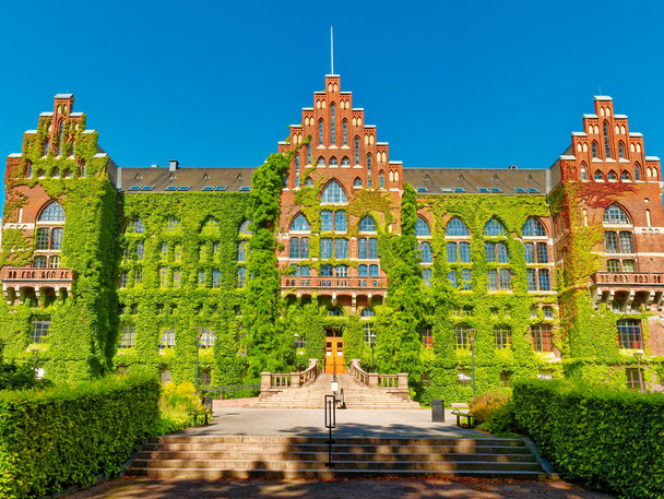 Gebouw van de universiteitsbibliotheek in Lund Zweden Het gebouw van architectuur begroeid met groen - Foto, afbeelding