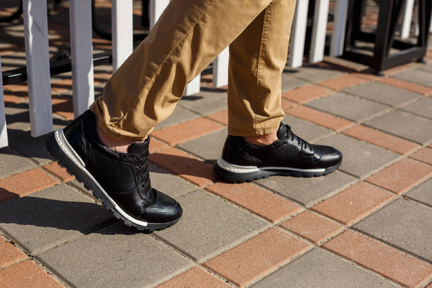 Herren bequeme Schuhe mit Naturmaterial, Herren Turnschuhe im Stil von kezhual für jeden Tag aus Naturleder. Hochwertiges Foto - Foto, Bild