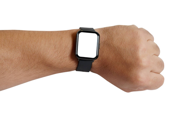 męskie ramię noszące i pokazujące smartwatch z pustym ekranem odizolowanym na białym. Technologia zużywalna - Zdjęcie, obraz