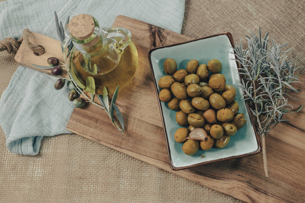 Tapa spagnola di peperoni arrosto con olive e pane per accompagnare una bevanda. - Foto, immagini