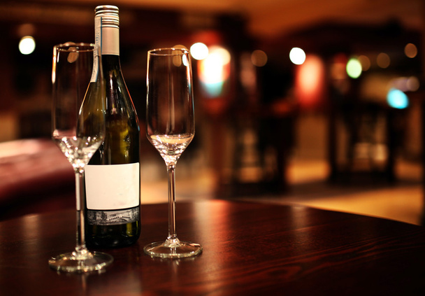 Şampanya bardağı ve şarap şişesi - Fotoğraf, Görsel