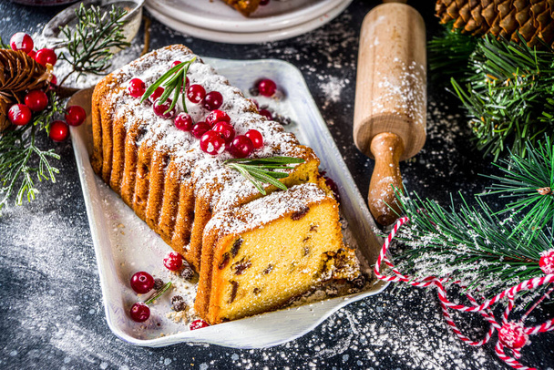 Geleneksel Noel pişirme, kurutulmuş meyve, likör ve kızılcık desenli Festive Xmas meyveli kek. Noel arkaplanı üzerine ev yapımı meyveli kek. - Fotoğraf, Görsel