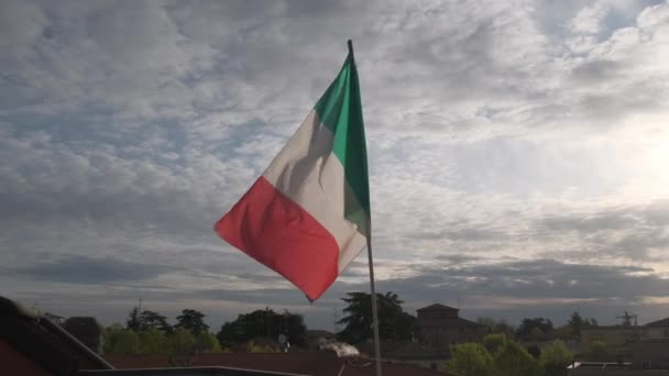 Drapeau italien agitant sur le ciel bleu avec coup de vent - Séquence, vidéo