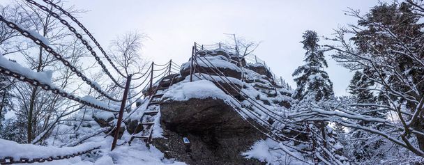 Romantikus panoráma kilátás nyílik Certovy kameny a Jeseniky hegyek a Cseh Köztársaságban télen. - Fotó, kép