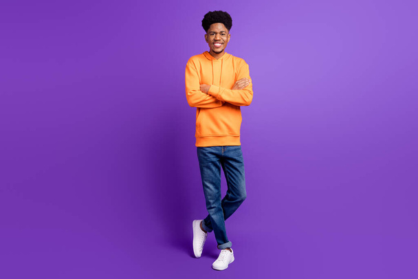 Full length photo of cheerful happy dark skin man hold arms folded confident guy smile isolated on purple color background - Foto, immagini