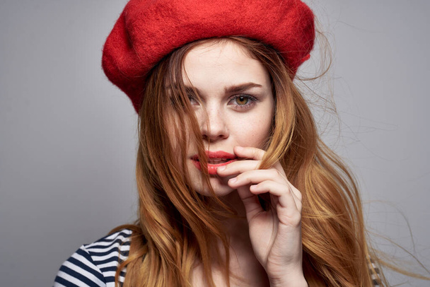 красуня у червоному капелюсі. Стиль життя у Франції - Фото, зображення