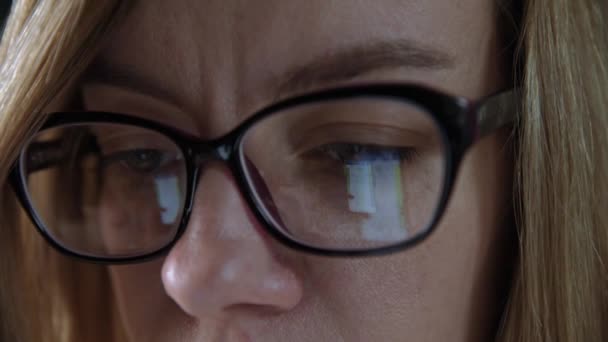 Gözlüklü kadın gece akıllı telefon kullanıyor. - Video, Çekim
