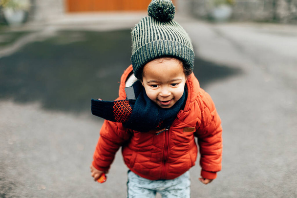 Çocuk kışın sokakta dışarıda oynuyor.  - Fotoğraf, Görsel