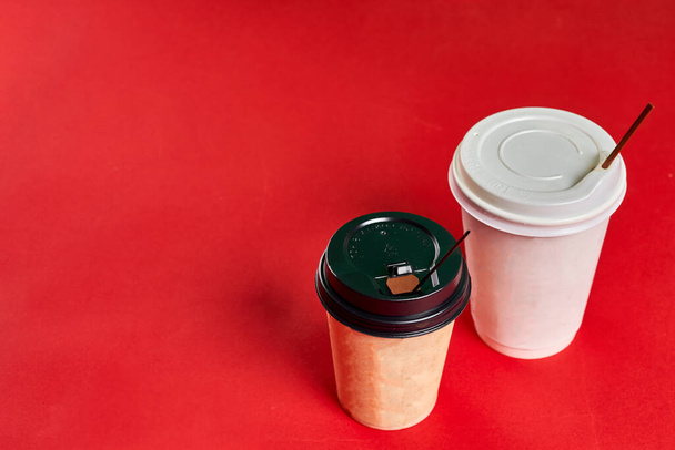 Δύο πλαστικά φλιτζάνια καφέ μιας χρήσης - Φωτογραφία, εικόνα