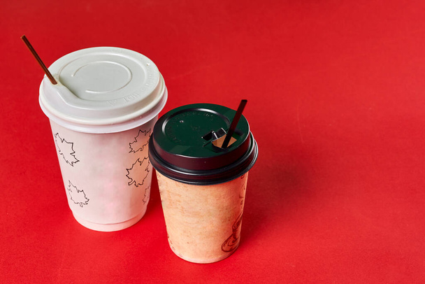Две одноразовые пластиковые кофейные чашки - Фото, изображение