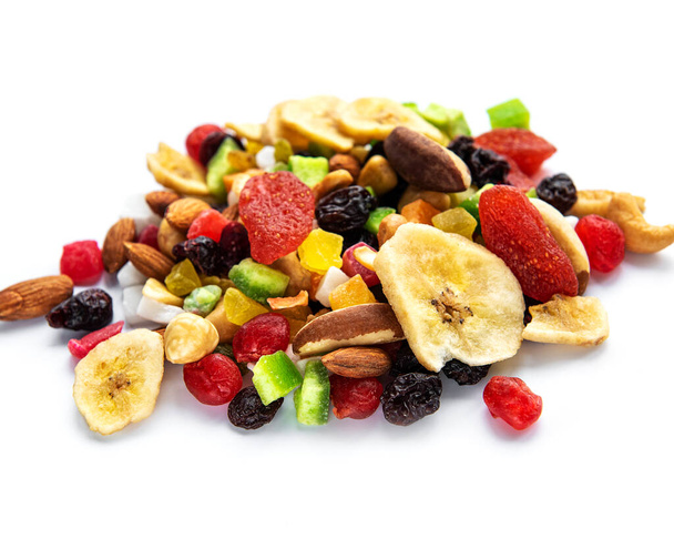 Různé sušené ovoce a míchat ořechy na bílém pozadí. - Fotografie, Obrázek