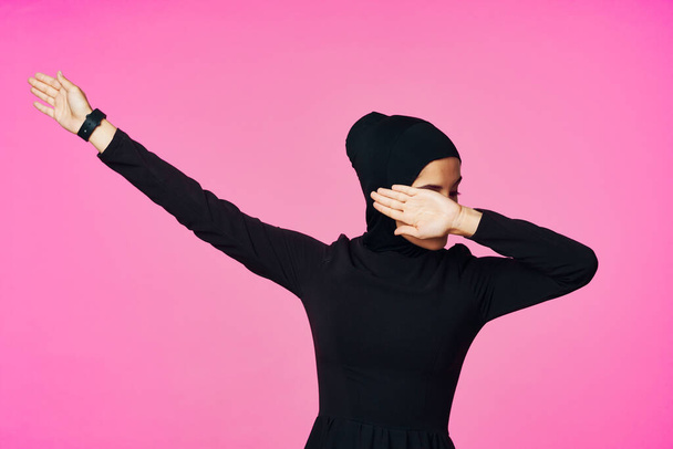 muslim woman in black hijab posing hand gesture model - Zdjęcie, obraz
