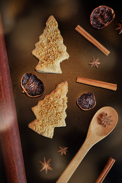 biscoitos de árvore de natal e especiarias, fundo festivo xmas, assar com crianças, doce sobremesa de férias de inverno - Foto, Imagem