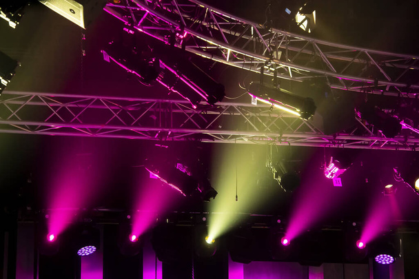 Sistemas de luz con proyectores de colores montados sobre estructuras metálicas en una sala de conciertos o estudio de televisión. Foto de alta calidad - Foto, Imagen