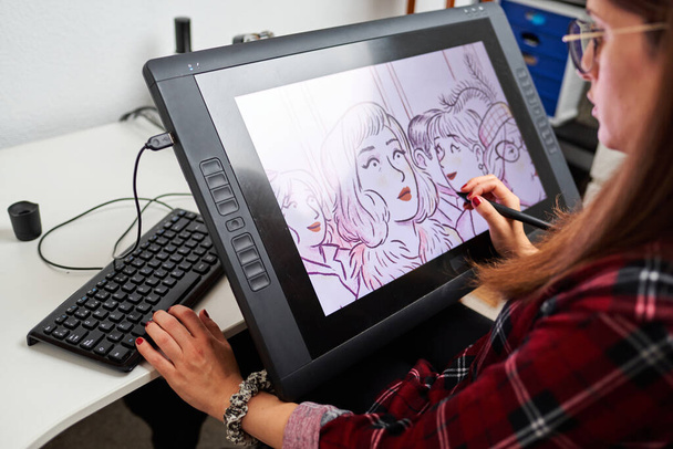 Caucásico artista mujer ilustrador pintura dibujo en táctil tableta digital con lápiz - Foto, imagen