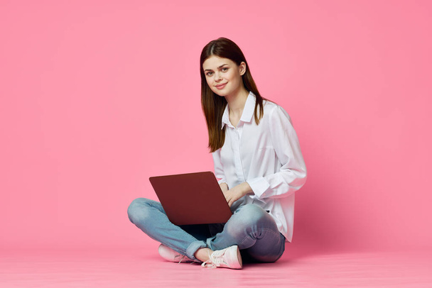 Frau mit Laptop sitzt auf dem Boden Internet-Online-Technologie einkaufen - Foto, Bild