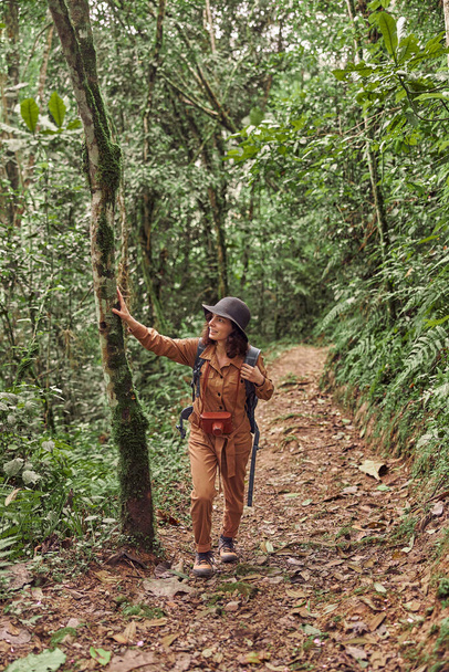 Bella giovane turista caucasica in Africa equatoriale giungle - Foto, immagini