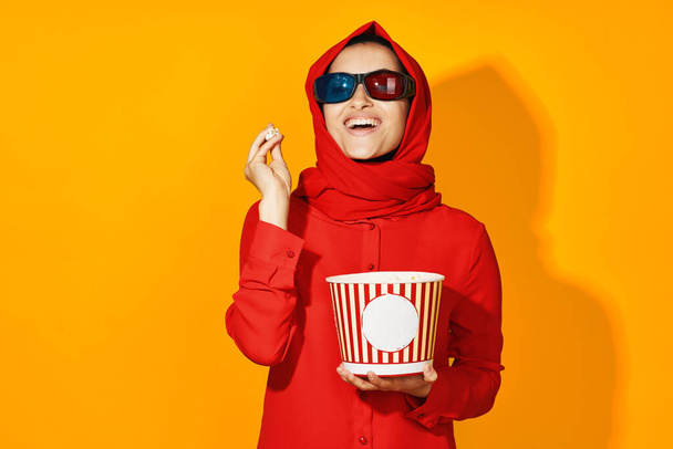 Muslim virtual reality movie fashion fun movie yellow background - Foto, afbeelding