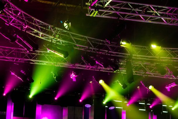 Sistemas de luz con proyectores de colores montados sobre estructuras metálicas en una sala de conciertos o estudio de televisión. Foto de alta calidad - Foto, Imagen