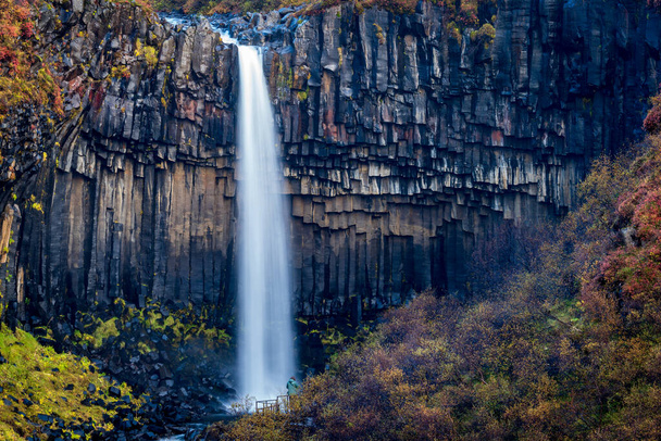 Водоспад Свартіфосс довго перебуває в Ісландії з туристами. - Фото, зображення
