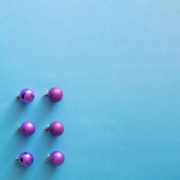 baubles яркий фиолетовый на ярком синем фоне. - Фото, изображение