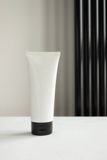 Чистящий гель, шампунь, влага для рук, белая черная пластиковая трубка. Косметический макет по уходу за кожей - Фото, изображение