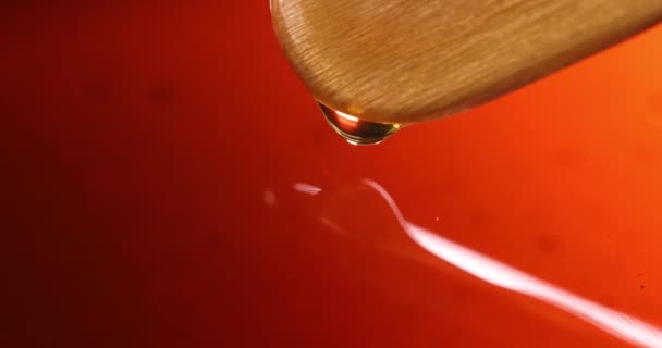 Деревянная лопатка перемешивает золотое оливковое масло крупным планом 4k фильм замедленной съемки - Кадры, видео