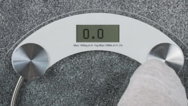 Waga łazienkowa cyfrowy ekran z napisem Ok - Materiał filmowy, wideo