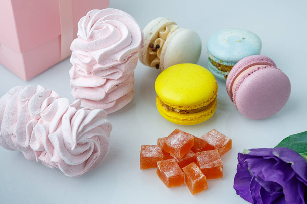 domácí sladkosti z přírodních produktů makrónová marshmallow a marmeláda leží na stole. - Fotografie, Obrázek
