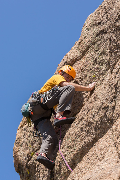 Homem sênior em escalada íngreme no Colorado
 - Foto, Imagem