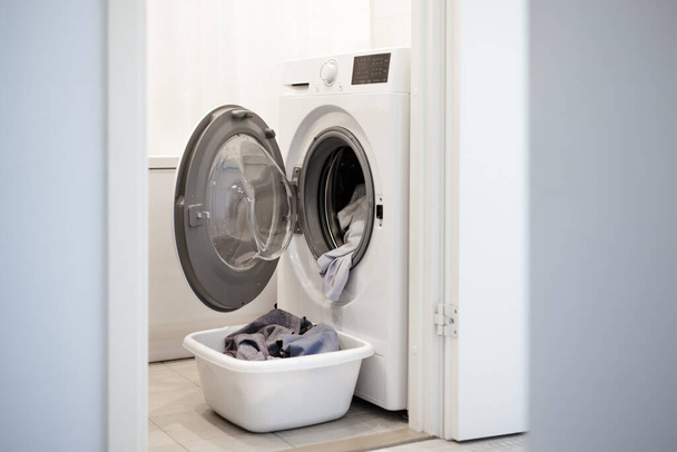 nowoczesne pralki i brudne pranie w łazience - Zdjęcie, obraz