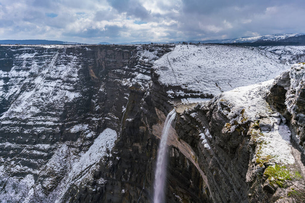 冬のネビリオン滝天然記念物、デリカ、バスク国 - 写真・画像