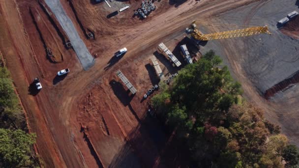 Vue du haut vers le bas des camions en mouvement sur le site de construction - Séquence, vidéo