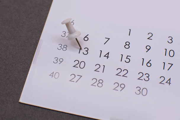Um alfinete branco no calendário. concepção nomeações - Foto, Imagem