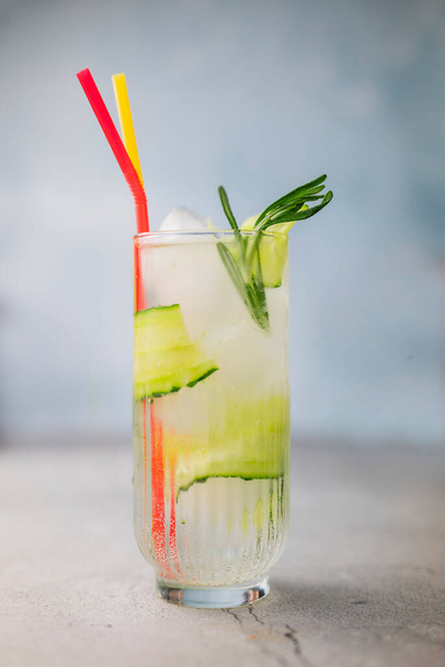 bebida de cóctel alcohólica con pepino verde y tónica - Foto, imagen