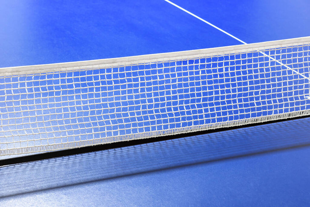 Fecho da rede azul de tênis de mesa como fundo esportivo - Foto, Imagem