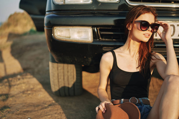 donna in occhiali da sole vicino viaggi auto vacanze estive paesaggio - Foto, immagini