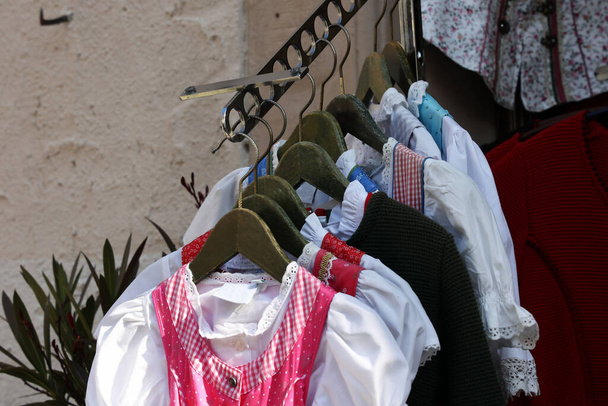 Vestidos Dirndl de várias cores pendurando um rack - Foto, Imagem