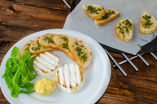 Grilled camembert with baguette - Foto, Imagen