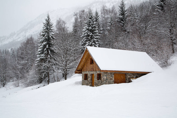 Chalé coberto de neve nos Alpes Franceses
 - Foto, Imagem