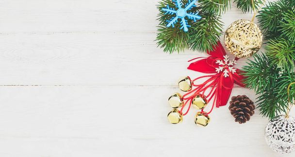 クリスマスや新年暗い背景の木、クリスマスのシーズン装飾、テキストのためのスペースを有する骨組ブラック ボード上からの眺め - 写真・画像