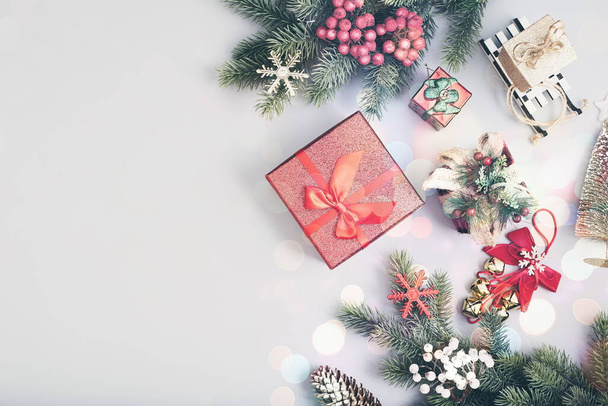 小枝のフレームクリスマスツリー、テキストのためのスペースと雪の上に茶色の天然松のコーンと赤い果実。トップビュー、フラットレイアウト - 写真・画像