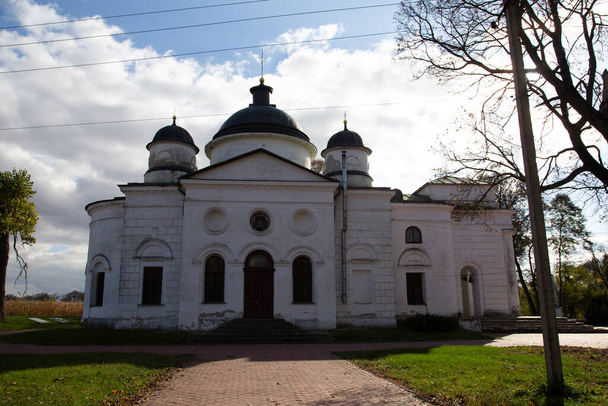 Kachanivka, Ucrania - 17 de octubre de 2021: Palacio de Kachanivka y parque paisajístico, una de las muchas fincas rurales construidas por Piotr Rumyantsev, virrey de Catalina II de la Pequeña Rusia en 1770. - Foto, imagen