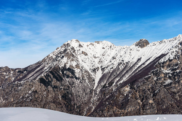 Горный хребет Монте-Карега зимой со снегом, называемый маленьким Доломитам с Альтопиано делла Лессиния (Lessinia Plateau). Мбаппе и Трентино Альто Аччо, Италия, Европа. - Фото, изображение