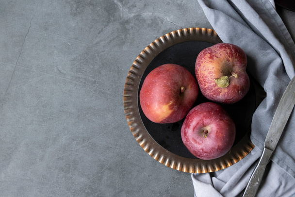 テーブルの上に赤いリンゴ。暗い気分食品の写真 - 写真・画像