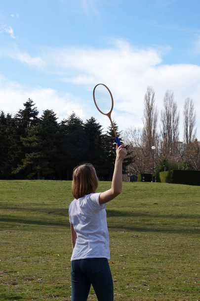 tini lány játszik tollaslabda a parkban, visszapillantás. - Fotó, kép